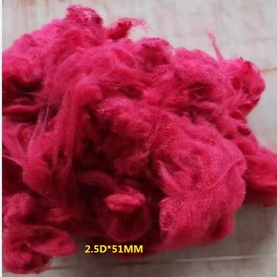 fibre discontinue de polyesters réutilisée rouge lumineuse solide de couleur de 2.5Dtex*51mm pour la matière d'agrégation, textile non tissé, tournant